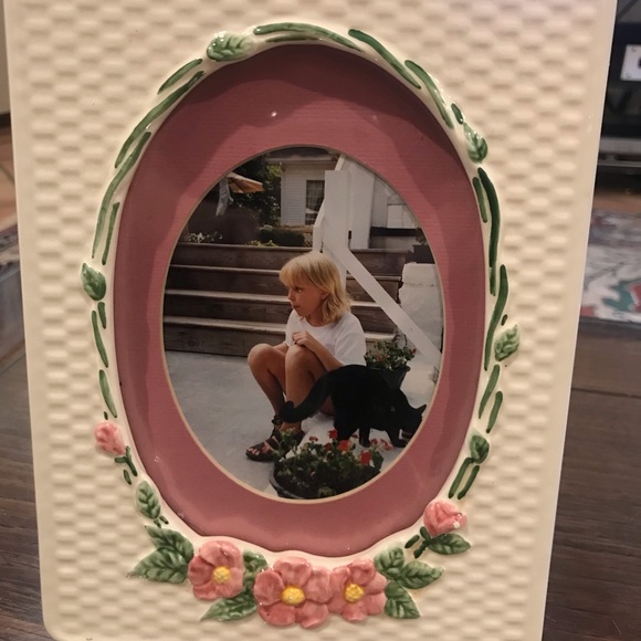 PORCELAIN STANDING PICTURE FRAME - Picture 2 of 8